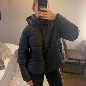 Vinterjacka zara - Fin vinterjacka i mycket bra skick!! Från Zara och använd en vinter🩷 jackan har två fickor i fram med dragkedja samt dragsko längs ner för att kunna forma jackan till önskad form. Perfekt med både hög krage och bra luva