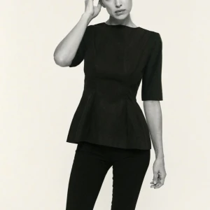 Peplum topp  - svinsnygg peplum topp från Zara! Svart, figursydd.