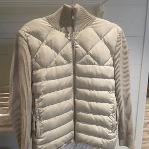 Moncler cardigan - Riktigt snygg beige moncler cardigan Hör av dig för frågor/vid snabb affär kan pris sänkas😁 Kom jätte gärna med bytesförslag😉