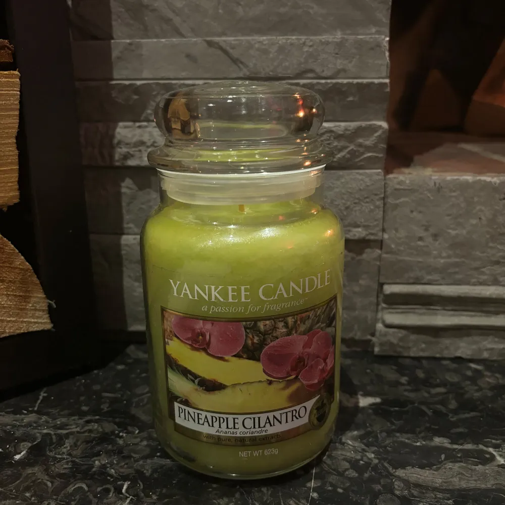 Säljer flera Yankee Candle doftljus i olika dofter och färger. 'Soft Blanket' och 'Fluffy Towels'  'Blue Satin Sashes' och 'Drift Away' samt 'Pineapple Cilantro' i en fräsch grön färg. Perfekta för att skapa en mysig atmosfär hemma. Köp dem tillsammans eller separat! Styck pris är 269 och paketpris för 2st är 465🌟🕯️. Övrigt.