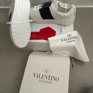 Säljer ett par snygga Valentino opens sni vitt och marinblå . Skorna är i nytt skick och kommer med originalförpackning och dustbag. Perfekta för både vardag och fest med sin stilrena design och bekväma passform.