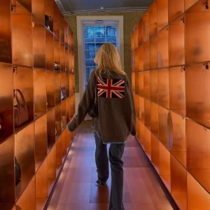 SÖKER!! Chloeys tröja London - Söker denna tröja från chloeys!!❤️hör gärna av dig om du har eller funderar på att sälja! Söker i ”London”❣️