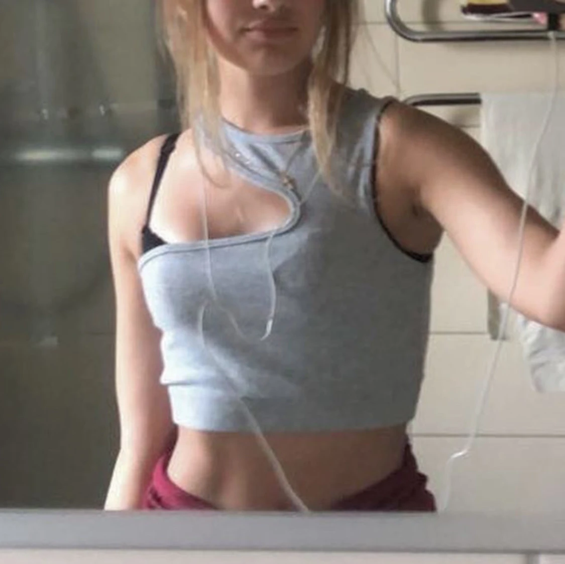 Grå oneshoulder topp från Bik Bok - 90