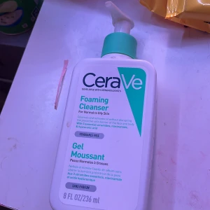 CeraVe Foaming Cleanser - CeraVe Foaming Cleanser är en skummande rengöring för normal till fet hud. Ändast testad 