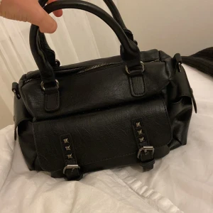 Svart handväska med nitar - Kommer ej till användning 