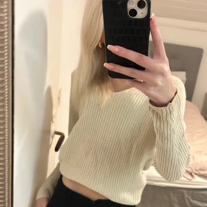 Beige stickad tröja från Free/Quent - Säljer en superfin beige stickad tröja från Free/Quent i storlek XS. Den har en normal passform med långa ärmar! Har en liten fläck och därav priset.