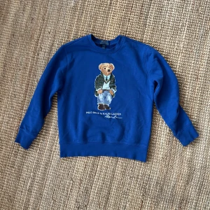 Ralph Lauren Sweatshirt Polo Bear - Nästan helt oanvänd då jag växte ur den väldigt fort, tvättad en gång! Nypris: ca 1500. Inga defekter! Bara köp via plick om du inte känner mig. Pris kan diskuteras! Tveka inte att höra av dig!😊