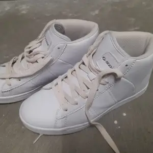 Säljer ett par vita sneakers i mycket bra skick. De har en klassisk design med snörning och är perfekta för vardagsbruk. Skorna är bekväma och passar till det mesta i garderoben. Perfekta för både vår och sommar!