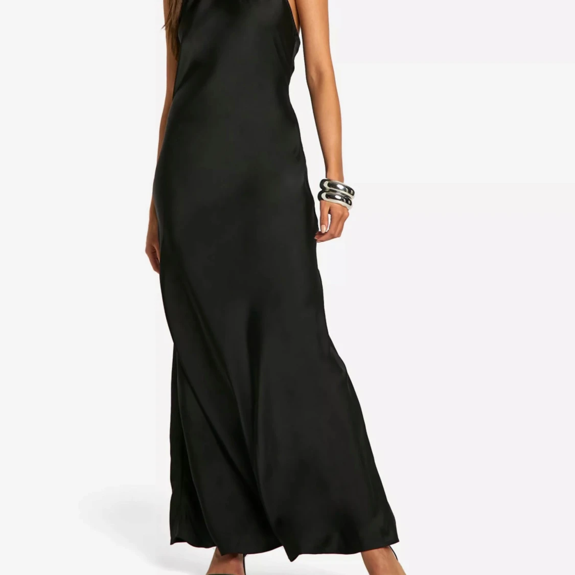Svart långklänning med öppen rygg