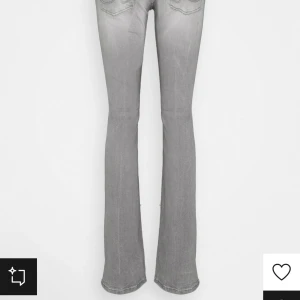 Ltb grå jeans  - 28x32, lågmidjade, använda 5 gånger då dem är för stora för mig. Köparen står för frakten👍🏽😍