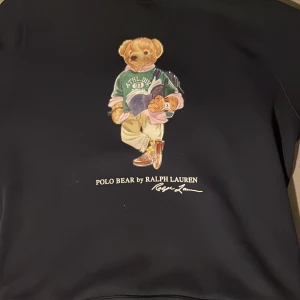 Ralph lauren - Ralph lauren polo bear hoodie 9/10 skick fett nu till vintern. Den passar som en s