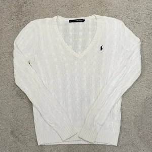 Vit Kabelstickad Tröja från Ralph Lauren - Märke: Ralph Lauren  Storlek: Medium Färg: Vit Skick: Mycket bra, inga defekter 