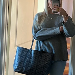 Svart och grå axelväska - Säljer en snygg svart och grå axelväska med ett coolt geometriskt mönster. Perfekt för vardagsbruk med gott om plats för alla dina grejer. Väskan har två långa handtag som gör den enkel att bära över axeln. Passar till alla säsonger och outfits! Bra skick🩷🩷🩷