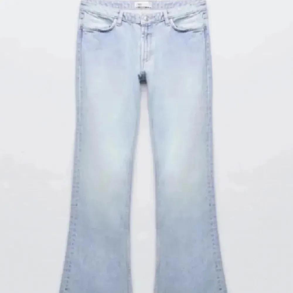 Säljer dessa slutsålda ljusblå jeans från Zara! . Jeans & Byxor.