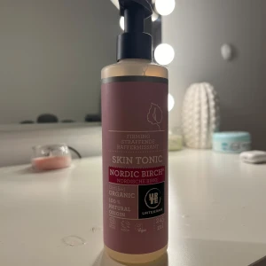 Skin Tonic Nordic Birch - Säljer en flaska Skin Tonic från Urtekram med doft av Nordic Birch. Den är certifierad ekologisk och 100% naturlig. Perfekt för att strama upp huden och ge en fräsch känsla. Flaskan har en praktisk pump och innehåller 245 ml.