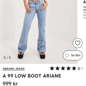 Abrand Jeans A 99 Low Boot  - Säljer ett par snygga ljusblå jeans från Abrand, modell A 99 Low Boot. Aldrig använda, endast testade och därav prislapp kvar. De är lågmidjade med en bootcut modell. Perfekta för både vardag och fest! 🦋storlek 25. Nypris: 1000kr