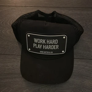 John Hatter & Co keps  - säljer nu min john hatter & co keps eftersom den inte kommer till användning och bara står. den är inte använd mer än en gång och de är för jag passar inte bra i keps. jättebra skick helt ny och passar till allt. har du några frågor eller funderingar så är de bara att fråga på. nypris 550 om ja inte minns fel.