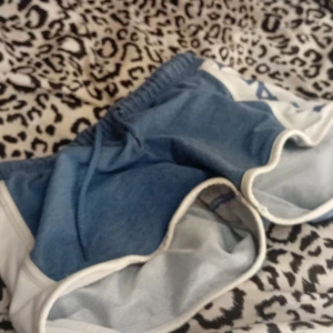 Blå shorts från Head - Säljer ett par blå shorts från Head i storlek XS. De är i bra skick och perfekta för träning eller en avslappnad dag. Shortsen har en elastisk midja och vita detaljer längs sidorna. Superbekväma och lätta att matcha med en t-shirt eller hoodie!