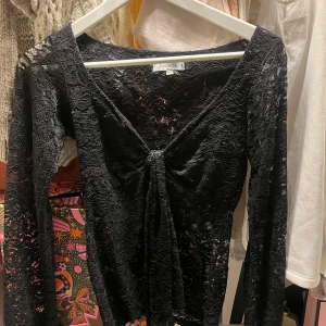 Fins tröja - Super fin spets tröja från design by si🖤 Storlek xs/s! Skriv om du har fler frågor