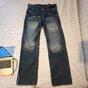 Baggy y2k jeans - Supersnygga baggy jeans från Root Three Style! Midjemåttet rakt över är 41cm, innerbenslängden är 81cm och benöppningen är 25cm. Extremt fina detaljer på baksidan. Byxorna är i fint skick!