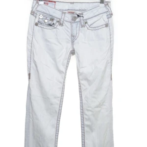 Sällsynta true religon jeans - Säljer sällsynta True Religion-jeans! Lågmidjade med en fräsch blå ton, utan slitningar eller hål. Perfekta för en klassisk 2000-talsvibe. Ett exklusivt plagg för modeälskare – passa på innan de är borta!