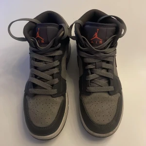 Nike Air Jordan Grade School - Storlek 36,5 väldigt lite använda. Bra skick. Bra present för ett barn :)