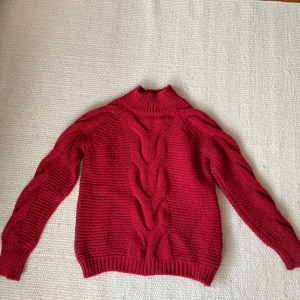 Röd stickad tröja med halvpolo - Röd stickad tröja med halvpolo. Storlek XS från BIKBOK. 