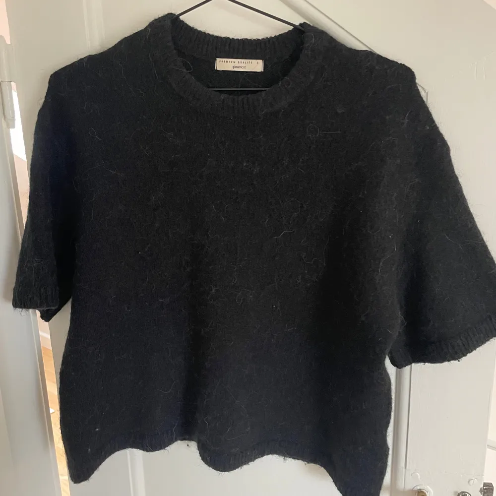 Säljer en svart stickad tröja från Gina Tricot i storlek S. Använd fåtal gånger och därav i superbra skick! Den är kortärmad och har en mysig, lite fluffig textur. Perfekt för höst och vår när du vill ha något bekvämt men ändå stilrent. Passar bra till både jeans och kjol!🤍. Stickat.