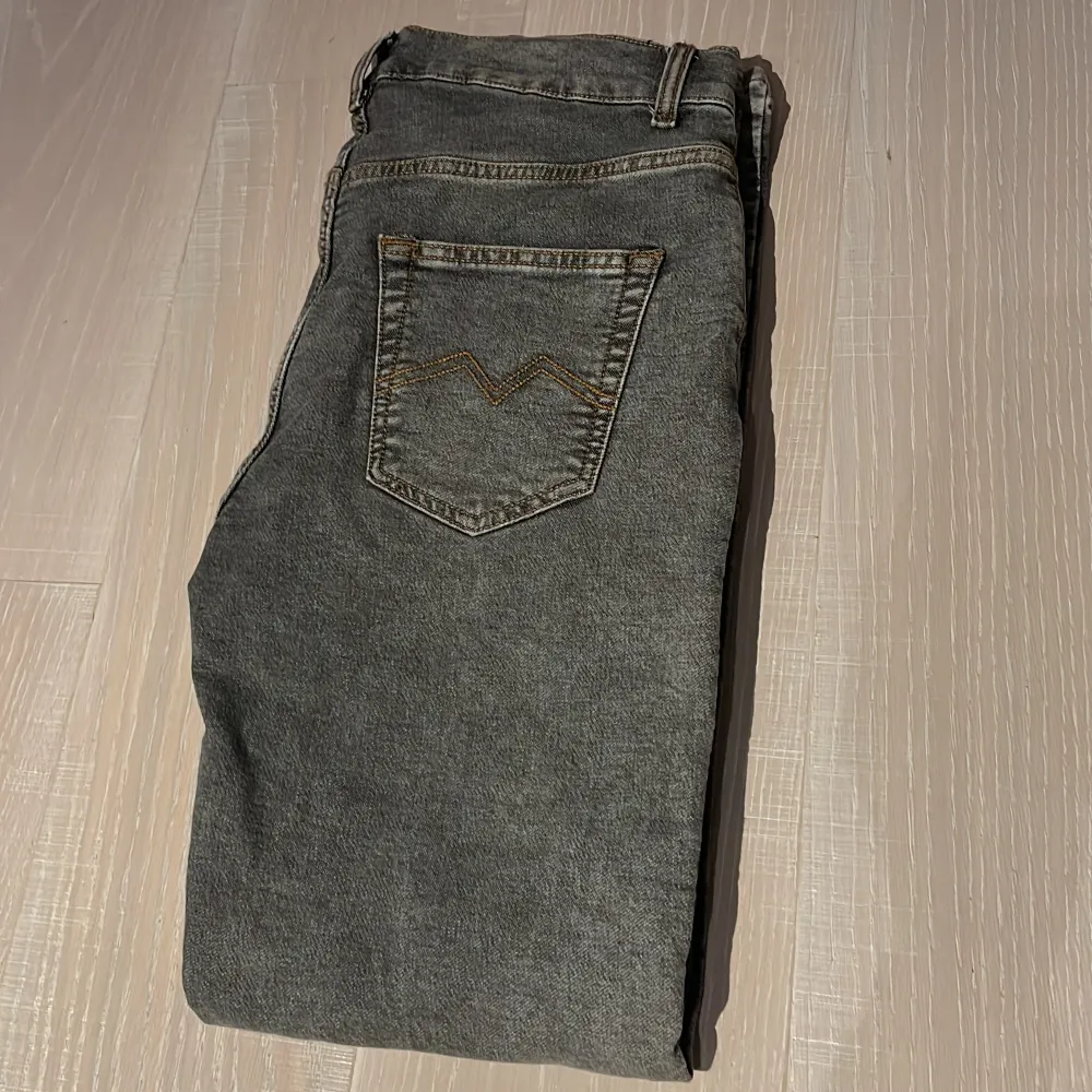 Ett par schyssta Montén jeans i förgen grå👖  Köpta för 1200kr o är knappt använda. Skick 8/10. Jeans & Byxor.