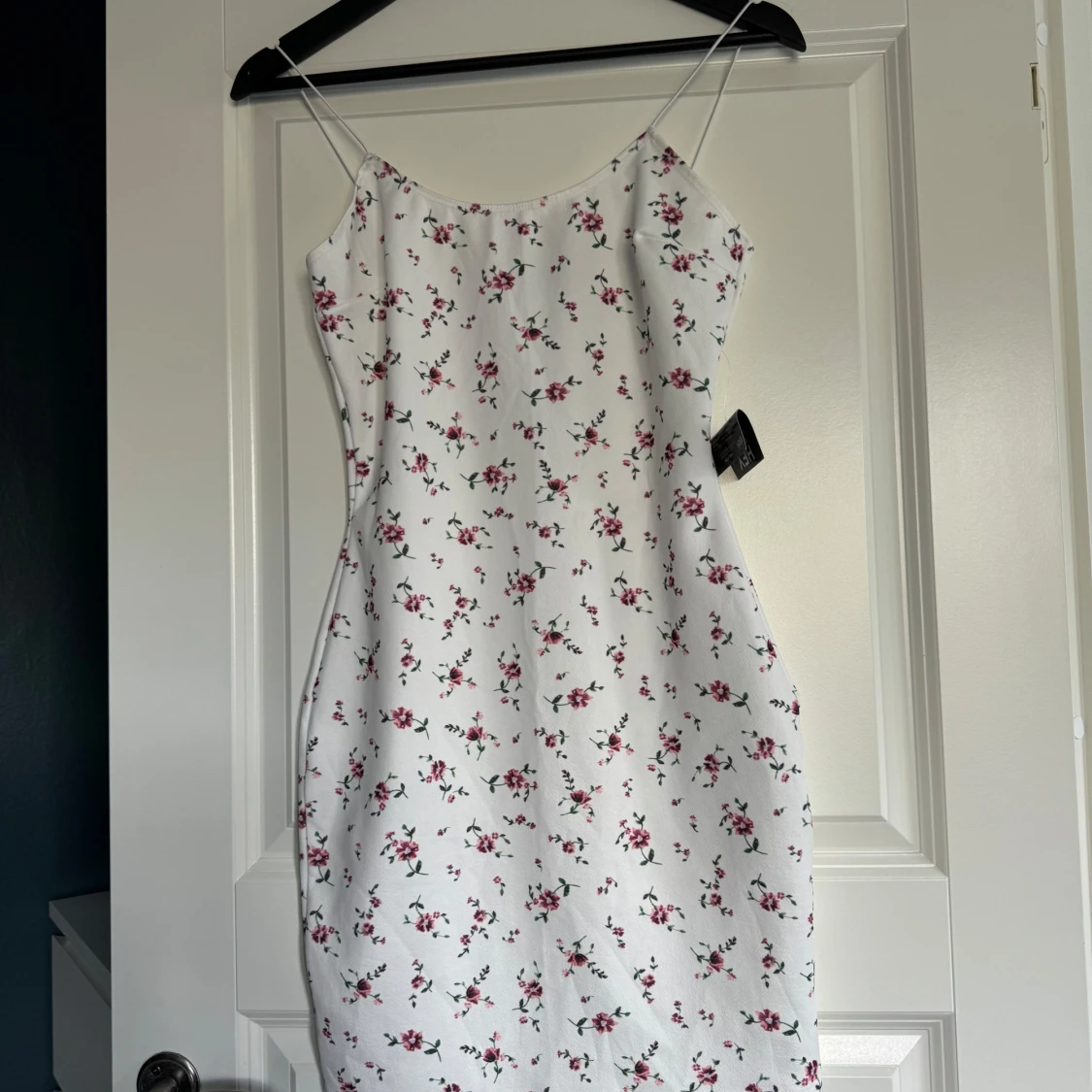 Vit blommig klänning från Nelly