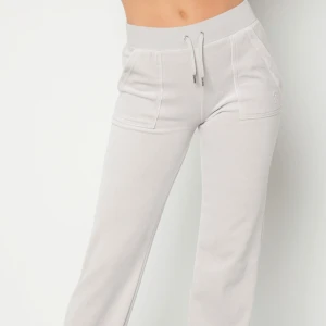 Juicy byxor  - Superbekväma mjukisbyxor i mjukt material från Juicy Couture köpt från deras hemsida. Byxorna är i färgen ”Quiet Grey” som ej säljs längre. Byxorna har fickor både fram och bak. Kontakta för flera bilder. Pris kan diskuteras vid snabb affär. Ord pris: 1100 kr