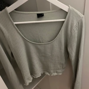 Ljusgrön ribbad topp från Gina Tricot - Säljer en superfin ljusgrön ribbad topp från Gina Tricot. Den har långa ärmar och en bekväm passform. Perfekt för både vardag och fest! 💚