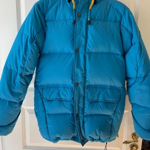 Dunjacka - Säljer en fjällräven liknande blå dunjacka från Tuxer i storlek XXS. Jackan är aldrig använd och säljer då den är för liten för mig. Stor i storleken så passar en XS och säkert även S.