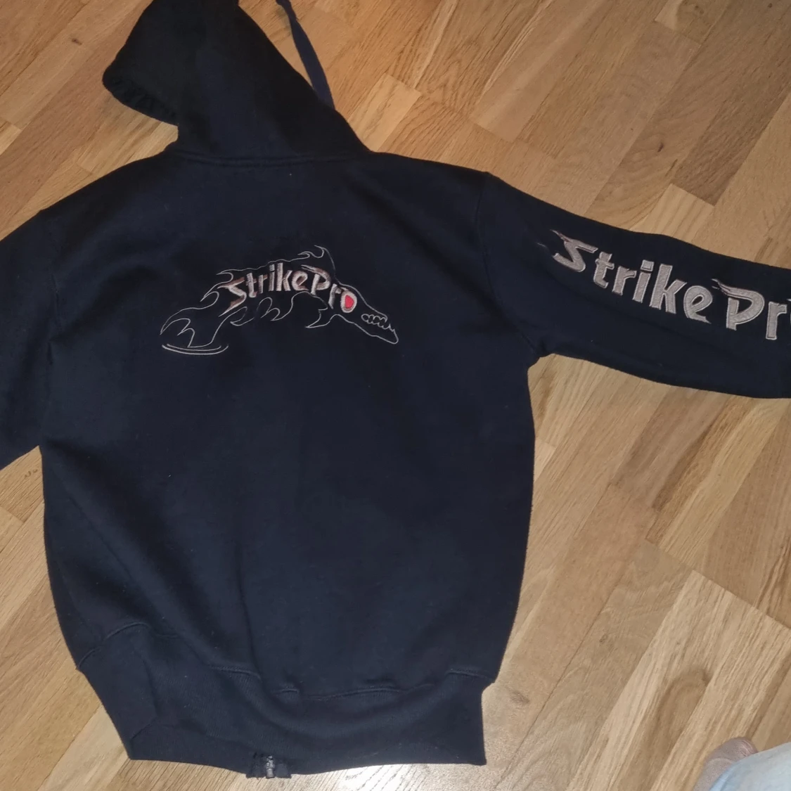 Svart hoodie från Strike Pro - 90