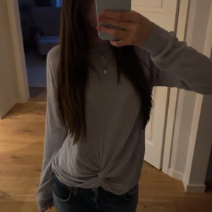 Asfin stickad tröja med knytning💝 - Säljer min supersnygga tröja med knytning då den inte längre kommer till användning, storlek L men liten i storleken och passar mig perfekt som vanligtvis har Xs-S, ljuslila färg men syns inte riktigt på bilden💕