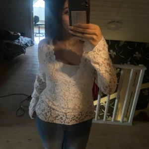 Vit spetsblus - Säljer en superfin vit spetsblus med långärmad design. Perfekt för både vardag och fest! Den har en v-ringad stil. Har använt 2 gånger så helt ny, den är ganska liten i storlek så om du e normalt M, L så kommer den passa dig oxå. Nypris 299kr 