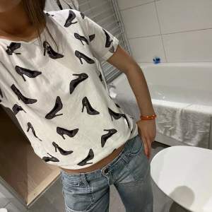 Säljer en cool vit t-shirt från Sofie Schnoor!!🩷🩷