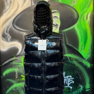 Moncler väst  - Ny Moncler väst, NFC, Finns i fler storlekar bara att höra av er. 