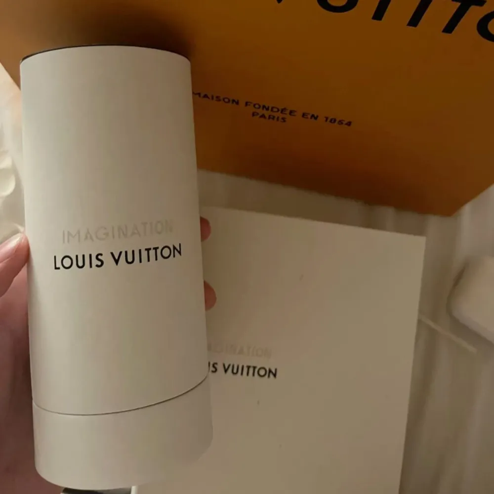 Säljer en lyxig parfym från Louis Vuitton, 'Imagination' 100ml. Flaskan är elegant med en ljusblå vätska och svart kork. Kommer i en stilren vit förpackning med märkets logga. Louis Vuittons mest eftertraktade parfym. Nypris 3400kr. Perfekt för den som vill ha en exklusiv doftupplevelse. Passar både till vardags och speciella tillfällen. Skriv vid funderingar. Parfym.