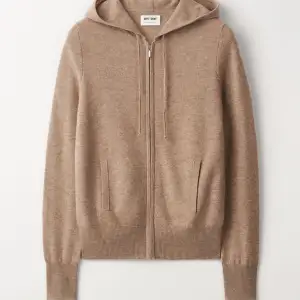 Säljer en supermjuk och lyxig beige hoodie i kashmir från Soft Goat. Den har dragkedja och en skön huva, perfekt för kyliga dagar. Tröjan är i nytt skick med etikett kvar. Passar perfekt för både vardag och mysiga hemmakvällar.  Nypris 2700kr. Fick i present men har så mycket liknande. Presentlåda från Soft Goat ingår så perfekt om ni vill ge bort till någon annan i present.