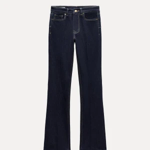 Mörkblå bootcut jeans - Snygga mörkblå bootcut jeans i jeansmaterial. Säljer för att ja råkade dra bort en av lapparna när ja testade och de va försmå, så helt nya jeans som är så fina men tyvär inte passar, jeansen passar mig i längden som är 169, de har medelhög midja. nypris 400