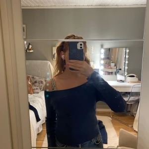 Brandy tröja  - Fin ribbad off-shoulder tröja från Brandy! Fint skick