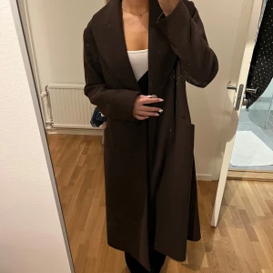 Brun lång kappa - Köpt på Ellos för 1000kr❤️ knappt använd 