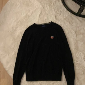 Jag säljer den här feta och super sköna kashmir sweatshirten från gant. Skicket är som nytt inga fläckar eller något annat på den. Den är köpt på NK för 1600kr - Den är i storlek S och passar nu in till vintern eftersom den är varm.