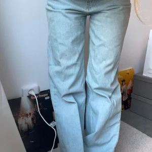 Breda lågmidjade jeans - Jeans från Junkyard, ljusblå, breda i modellen pch lågmidjade. Säljer pga liten användning:)
