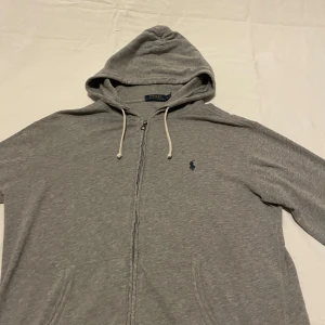 Ralph lauren zip Hoodie  - 8/10 skick inga defekter med snören skriv om du är intresserad 