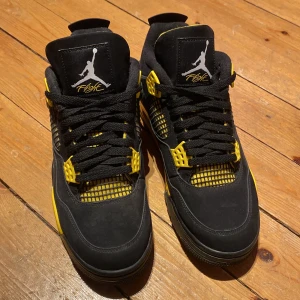 Jordan 4 yellow thunder - Äkta Jordan 4.Storlek 42,5. Skick 9/10 använda 1 gång. Hör av er vid minsta fundering. Har box och kvitto
