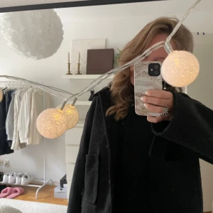 Mobilskal från Ideal of Sweden - Snyggt mobilskal från Ideal of Sweden.  Perfekt för att ge din mobil en stilren look samtidigt som den skyddas. Skalet passar en iPhone 12 och har inga skador eller defekter 