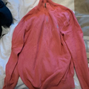 Rosa tröja från Ralph Lauren - Säljer en snygg rosa tröja från Ralph Lauren i mjuk pimabomull. Den har en dragkedja vid halsen och långa ärmar. Perfekt för både vår och höst! 🧡