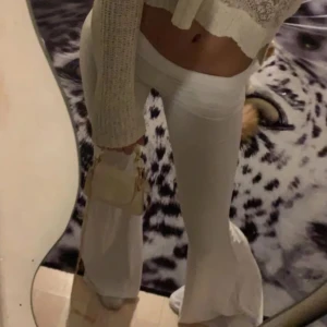 Vita utsvängda byxor - Säljer ett par vita utsvängda byxor, de har en snygg bootcut-stil som passar perfekt för både vardag och fest. Superbekväma och lätta att matcha med olika toppar. Aldrig använda (De har inga defekter) 